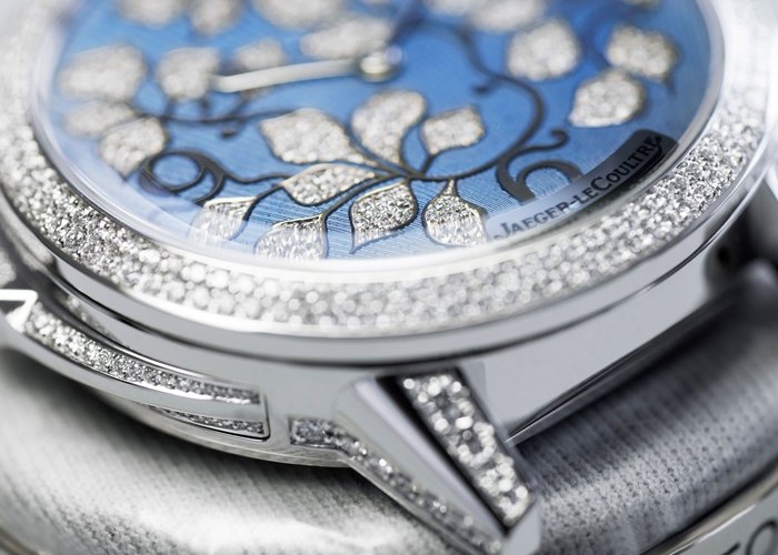 The dial features a special blue, aiming to reproduce the bathed in moonlight night sky above the Vallée de Joux