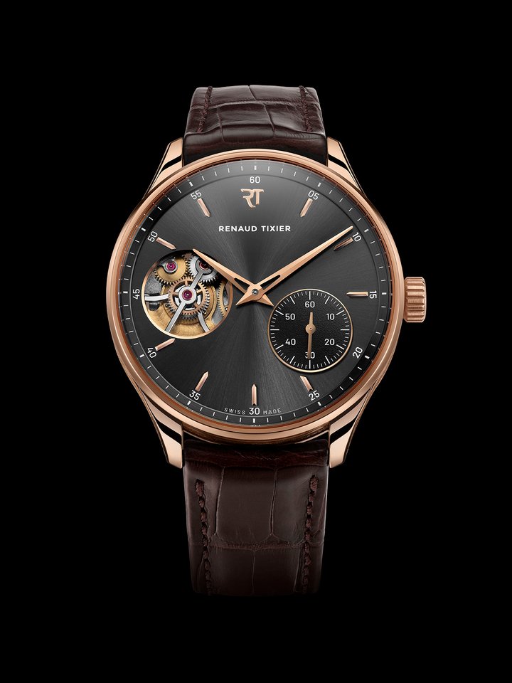 The Renaud Tixier Monday. Case in 5N+ rose gold or white gold. 40.8mm diameter, 11mm high. The dial, under the sapphire crystal, is slate grey with a sunburst finish or silver grey with a grained finish. Fitted with a hand-stitched calfskin or alligator strap in black, brown or navy. Pin buckle in 18k rose gold or 18k white gold.