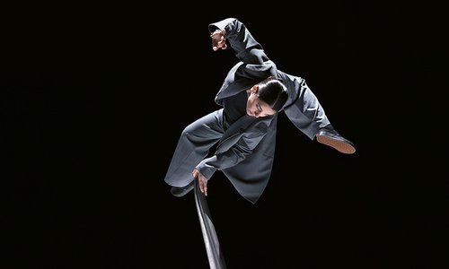 Ak(h)or: transforming time into balance and motion