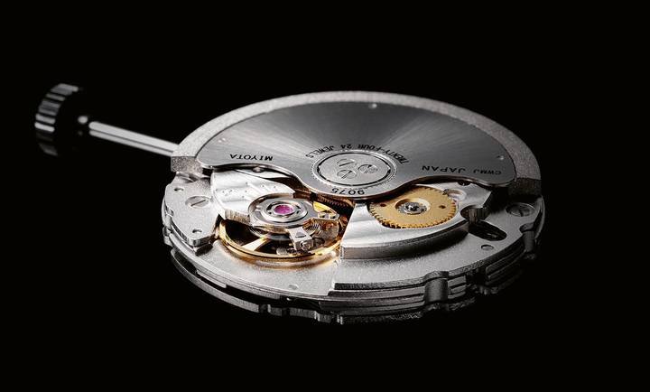 The Miyota calibre 9075 is a “true GMT” automatic movement beating at 28,800 vibrations per hour. It stands as one of the flagship calibres within Miyota's Series 9 family, its line of “Premium Automatic” movements.