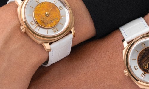 Akhor: Geological time on a floating dial
