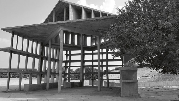 The Tower of Shadow is the result of the architect's in-depth studies of the sun's trajectory throughout the different seasons in order to control the penetration of light into the buildings of the Capitol.