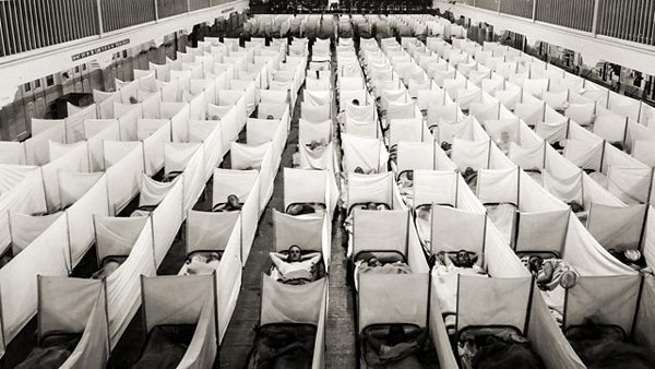 Containment zone in a barracks in San Francisco. Beds are equipped with “anti-sneeze” walls. 1918.