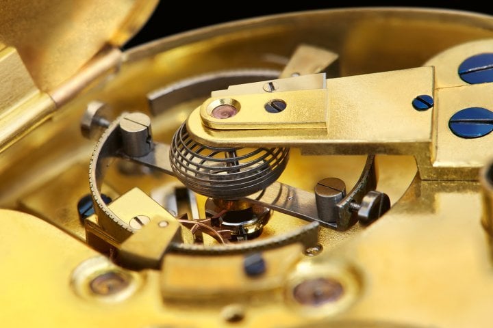 Bimetallic balance wheel with Earnshaw-type chronometer escapement. Solid gold escapement wheel. Beautiful spherical hairspring in steel. The timing function is operated by turning two timing screws.