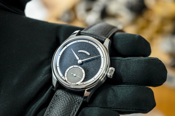 Handcrafted in limited numbers, the S6 showcases Garrick's in-house dials and hands. The dials are available in a choice of colours with both hammered and engine-turned finishes created in-house using traditional rose and straight engine lathes.