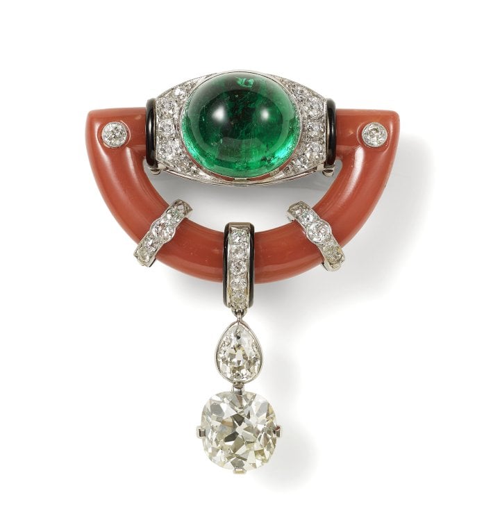 Brooch, Cartier New York, special order, 1925. Platinum, one 15.12-carat cabochon-cut emerald, one 3.83-carat cushion-shaped diamond, coral, black enamel, diamonds. Nils Herrmann, Collection Cartier ©Cartier