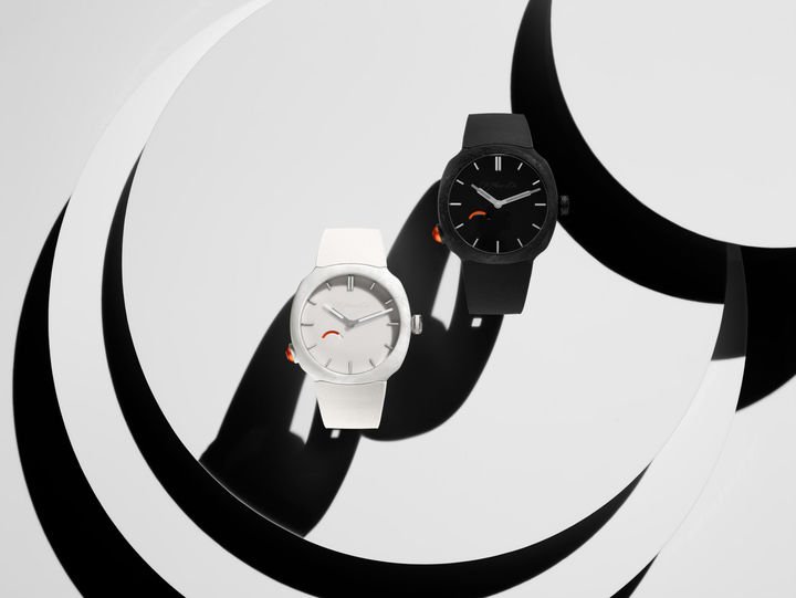 A leap into the future: the Streamliner Pump, created in collaboration with Reebok, has just been unveiled at Watches and Wonders by H. Moser & Cie, which has joined the big league with its first-ever stand in the central hall. Whilst Reebok is preparing the return of the Pump for 2026, H. Moser & Cie. has devised an unexpected solution: winding a mechanical movement using the famous orange button. A single press provides over an hour of power reserve.