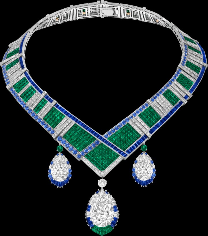 The Chevron Mystérieux necklace features not one but three centre stones.