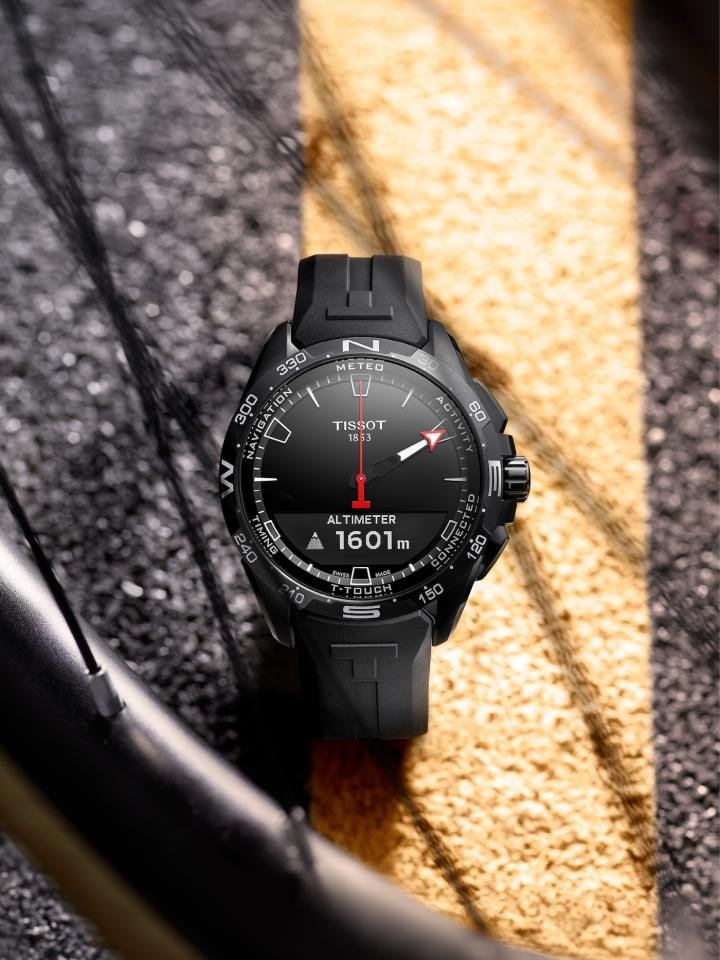 The T-Touch Connect Solar uses its photovoltaic cells as a dial. Thanks to solar energy, Tissot claims a minimum autonomy of six months when using the connected functions.