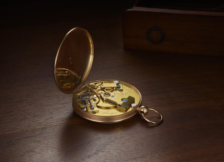 The first reference to “Souscription” appears in Breguet's sales registers in 1796. This single-hand model was introduced from 1797.