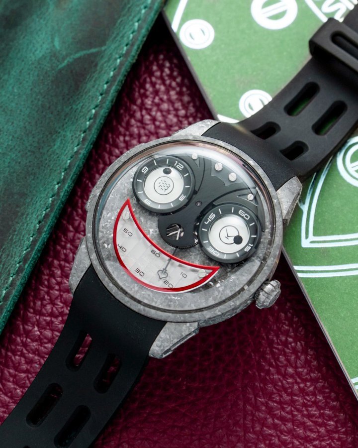 Available at under CHF 10,000 in three editions of 200 pieces each, the collaborative model between Behrens and Konstantin Chaykin, featuring Chaykin's Joker motif, was immediately sold out.