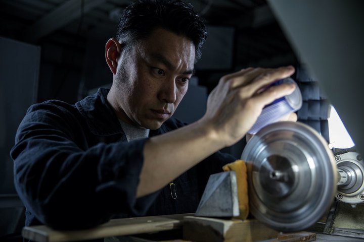 Toru Horiguchi, third-generation master craftsperson of Edo Kiriko