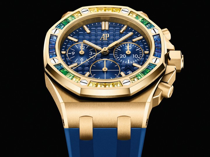 Today's 37 mm Royal Oak Offshore Selfwinding Chronograph line continues Audemars Piguet's commitment to offering dazzling Royal Oak Offshore models for those with smaller wrists. The yellow gold and blue theme is reflected in the diamond bezel.