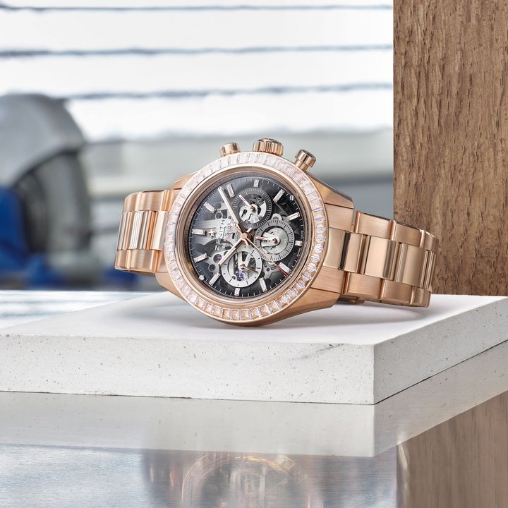 Visible through both the dial and sapphire caseback, the El Primero 3600SK calibre reveals its blue column wheel as well as its horizontal clutch. It incorporates a silicon escape wheel to enhance precision and durability, along with a stop-seconds mechanism for precise time-setting. Despite its high frequency, it delivers a 60-hour power reserve.