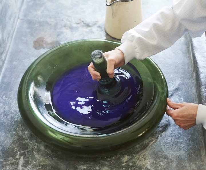 Enamel powder is crushed with a glass or agate pestle to reduce its granularity