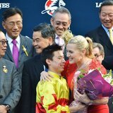 Longines Ambassadress of Elegance Ms Kate Winslet rewarded the owner, trainer and jockey of California Memory, winner of the Longines Hong Kong Cup with Longines timepieces. In return, jockey Matthew Chadwick offered her a bouquet of flowers.