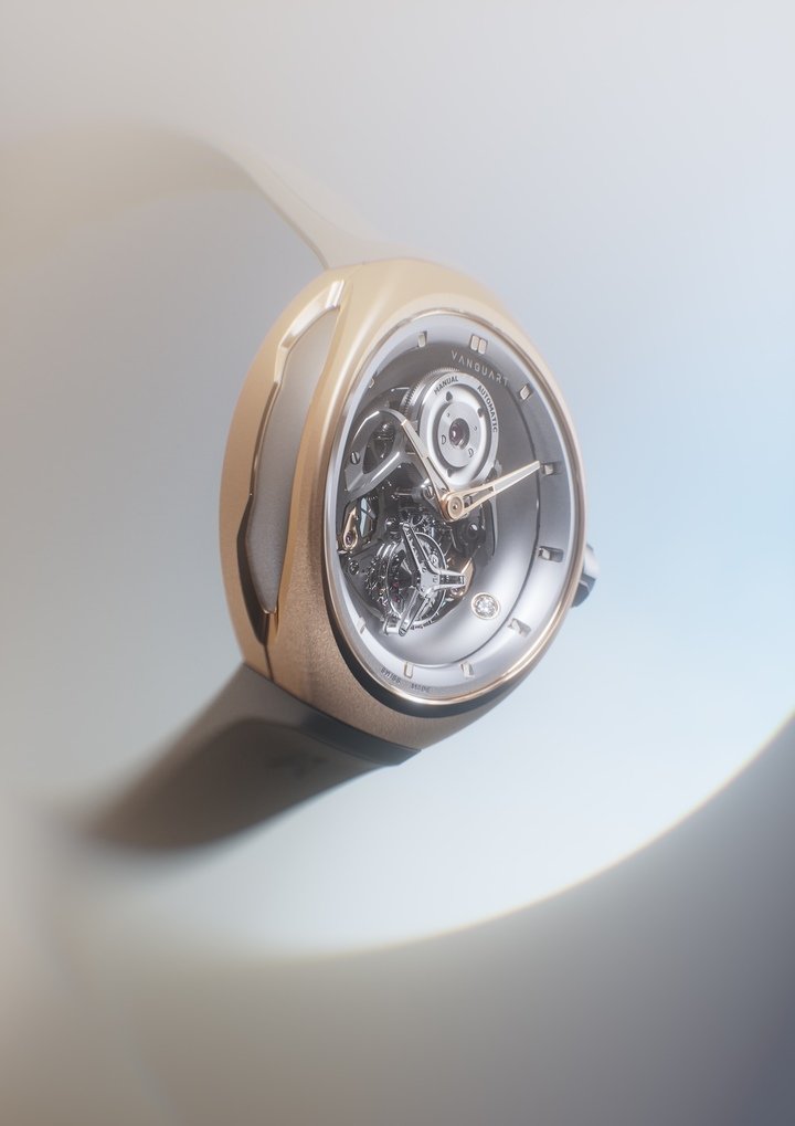 Launched in 2024, the Vanguart Orb incorporates a rare innovation: a hybrid movement offering the choice between automatic and manual winding.