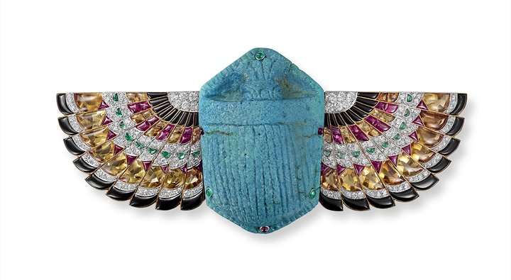 Scarabée brooch, Cartier London, 1925. Gold, platinum, Egyptian blue earthenware, old and 8/8 round diamonds, ruby and emerald cabochons, citrine cabochons, onyx cabochons. Originally, this brooch could also be worn as a belt buckle. Nils Herrmann, Collection Cartier ©Cartier