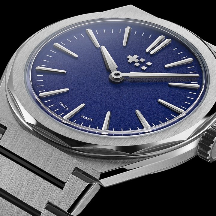 This year, Christopher Ward unveiled its thinnest integrated watch to date: the Twelve 660, which is just 6.6 mm thick. It also features a new bracelet composed of simple 2.9 mm-high links. The model is powered by a Sellita SW210 movement modified by Christopher Ward.