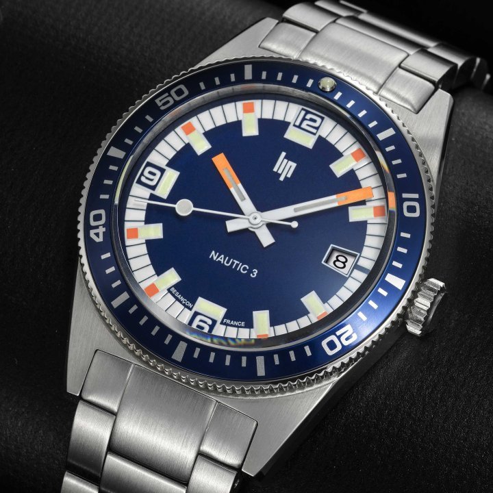 Nautic 3: a re-edition of a 1960s diving watch. Equipped with the G100 movement, assembled in the region by Humbert-Droz using Swiss components from La Joux-Perret. Water-resistant to 200 metres. €1200.