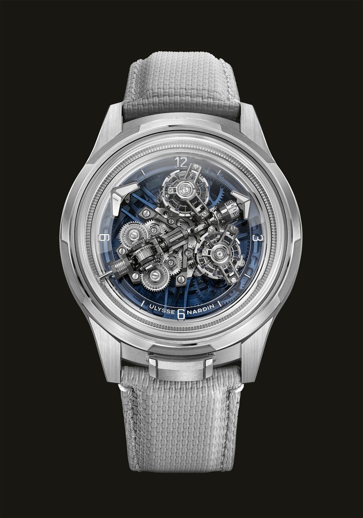 The Super Freak reveals a complex and living architecture, the result of a particularly demanding development process. Its seven-plane construction creates striking depth, with 97.46% of the movement in motion (only 13 of its 511 components remain fixed). The twin tourbillons each complete a full rotation every 60 seconds, while the flying carousel turns once per hour. Time is set via the bezel and the movement is wound through the case back – hallmarks of the Freak's unconventional approach to timekeeping.