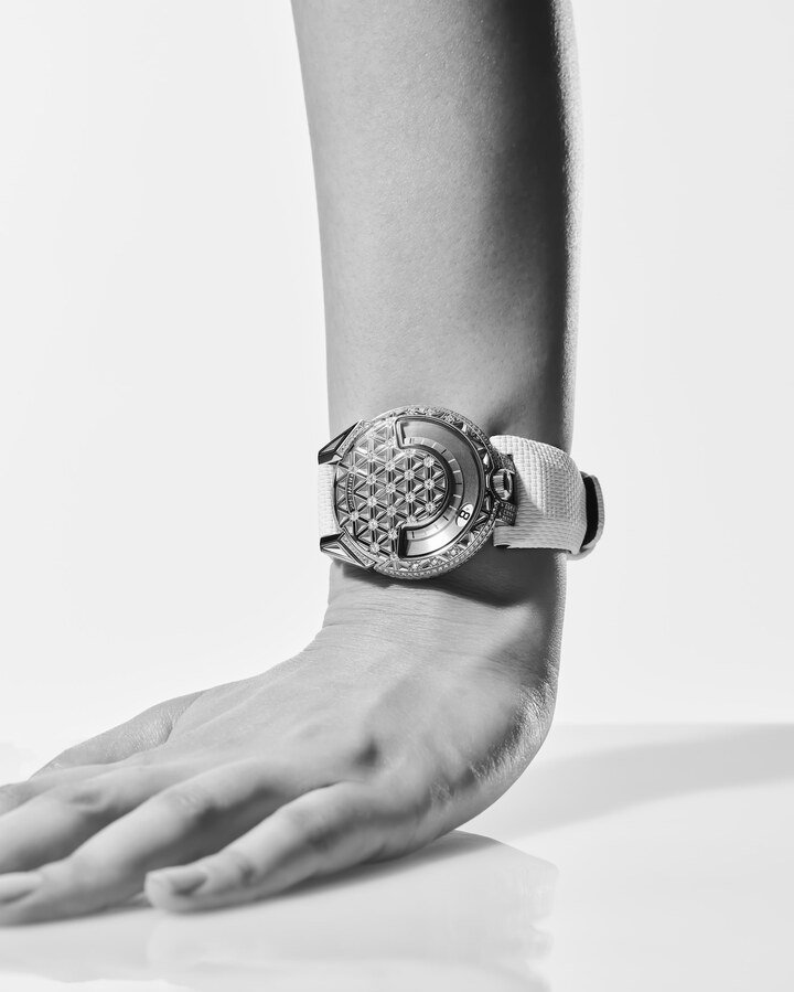 The UR-101 diamond sky by Urwerk: wandering hours beneath a gem-studded canopy 