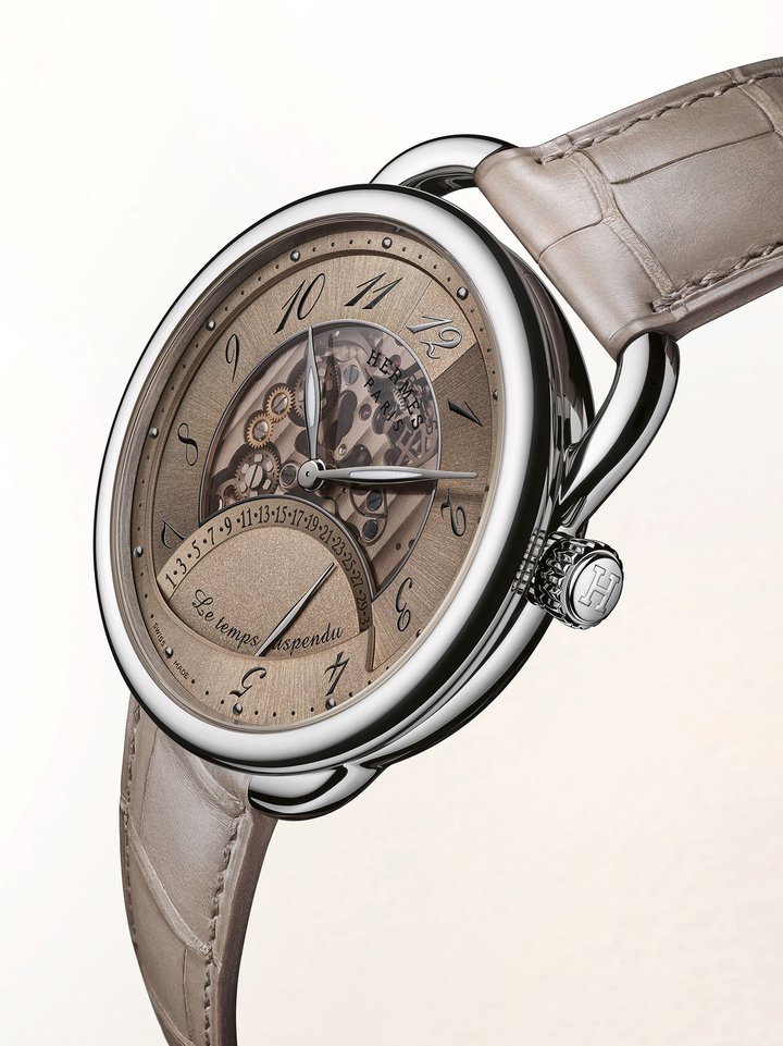 A reinterpretation of the 2011 model, Arceau Le temps suspendu features a new aesthetic. Its slender 42mm case frames an openworked dial revealing the exclusive “Time suspended” module. The latter is driven by a Manufacture Hermès H1837 movement, visible through the transparent caseback. The white or rose gold cases are paired with three dial colours – brun désert, rouge sellier and blue – reaffirming the timeless nature of the line with its characteristic asymmetrical lugs crafted in the Hermès Horloger workshops.