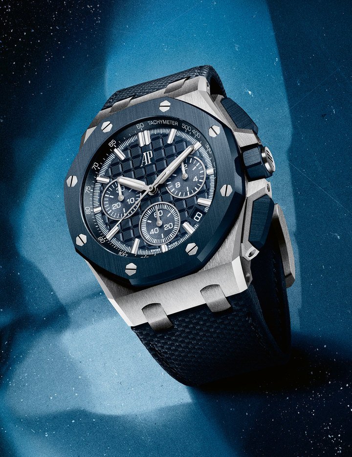 The 43 mm Royal Oak Offshore Selfwinding Chronograph boasts a two-toned design, combining stainless steel with “Bleu Nuit, Nuage 50” ceramic on the bezel, push-pieces and crown, for a powerful colour contrast that extends to the dial. With its “Bleu Nuit, Nuage 50” Méga Tapisserie pattern accentuating the timepiece's robust silhouette, it serves as a perfect backdrop for the 18-karat hands and hour-markers filled with luminescent material. 