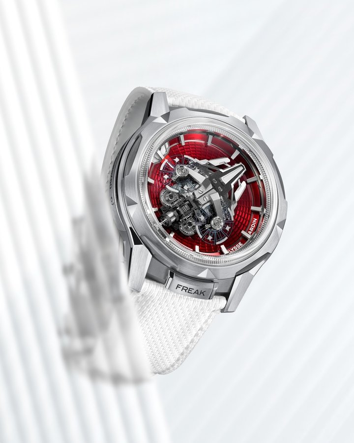 Freak [S Enamel]: Freak S with two inclined oscillators, vertical micro-differential, Grinder® winding system and guilloché-flinqué enamel hours disc.