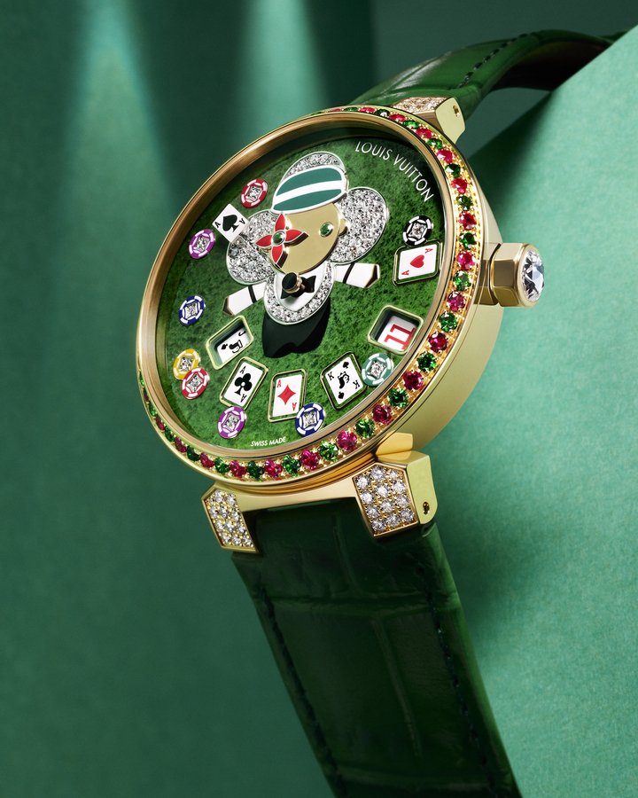 On the dial of the Tambour Slim Vivienne Jumping Hours, two openings hidden among a range of decorative motifs display the time. Every sixty minutes, the hour numeral changes its location.