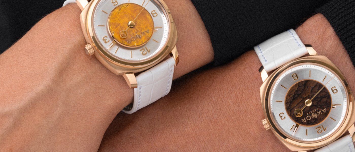 Akhor: Geological time on a floating dial