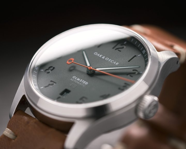 A hallmark of Oak & Oscar watches is its use of the sandwich dial to create an architecture that is built for legibility.