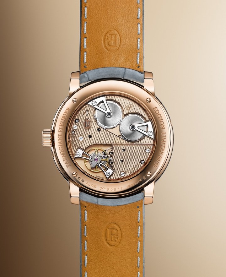 On the movement side, expanses of 18k rose gold become bridges, set in a pure geometric arrangement and decorated with the distinctive Côtes de Fleurier finish.