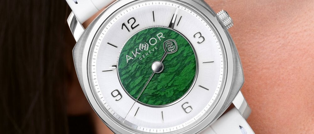 Akhor Le Temps En Équilibre Maw Sit Sit: green, suspended