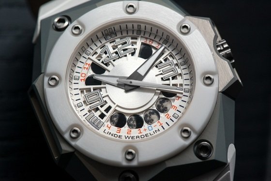 Linde Werdelin resurfaces with the new Oktopus MoonLite – White