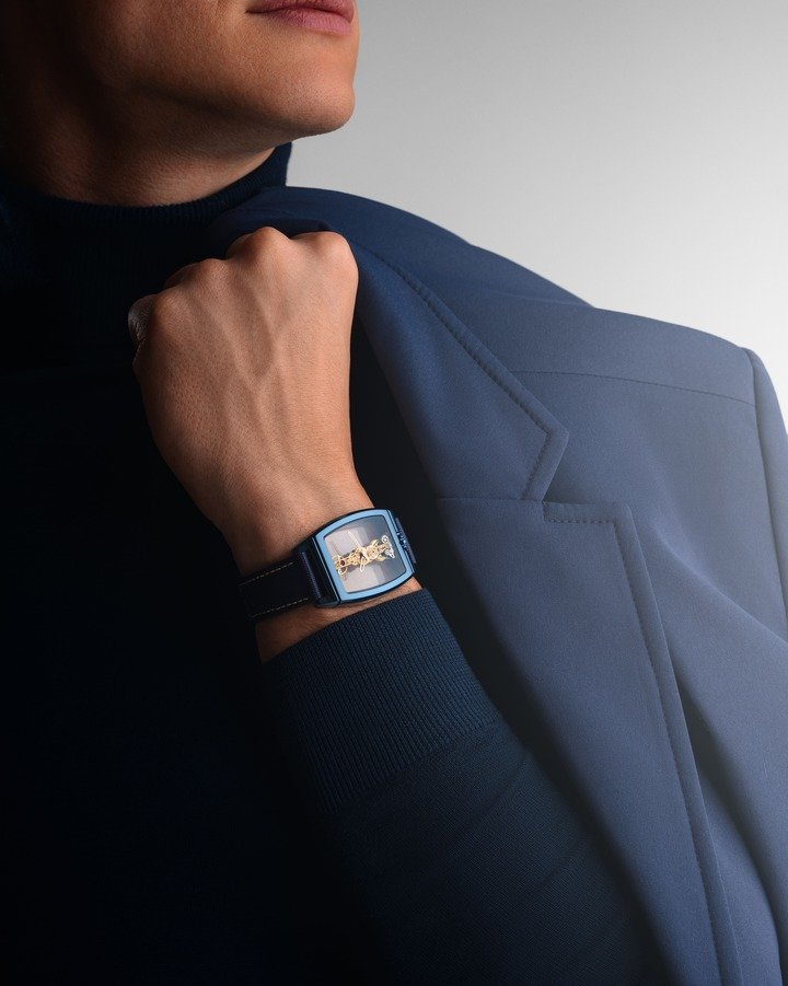 Corum présente en parallèle 6 nouvelles références de la Golden Bridge, 5 Golden Bridge Saphir - trois modèles chacun décliné avec mouvement or gris ou 5N. Point commun: une nouvelle boîte 100% saphir, la première jamais réalisée pour une Golden Bridge, qui renoue ainsi avec l'esprit de transparence des premières versions. 