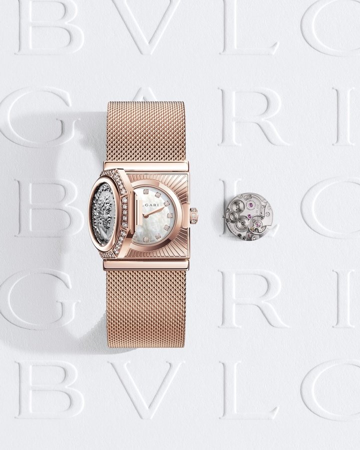 The Maglia Milanese Monete incorporates the Piccolissimo BVP100, measuring 13.50 mm in diameter, 2.50 mm thick and weighing 1.9 g, with a total of 102 components. Created and manufactured by Bvlgari in Le Sentier, Switzerland, this calibre, first introduced in 2022, now appears in a new version featuring a crown and a sapphire caseback to reveal its inner workings.