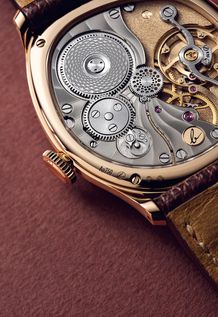 The Mirage Sienna also exists in 18ct gold. The asymmetrical shape of the case evolved from the architecture of the movement.