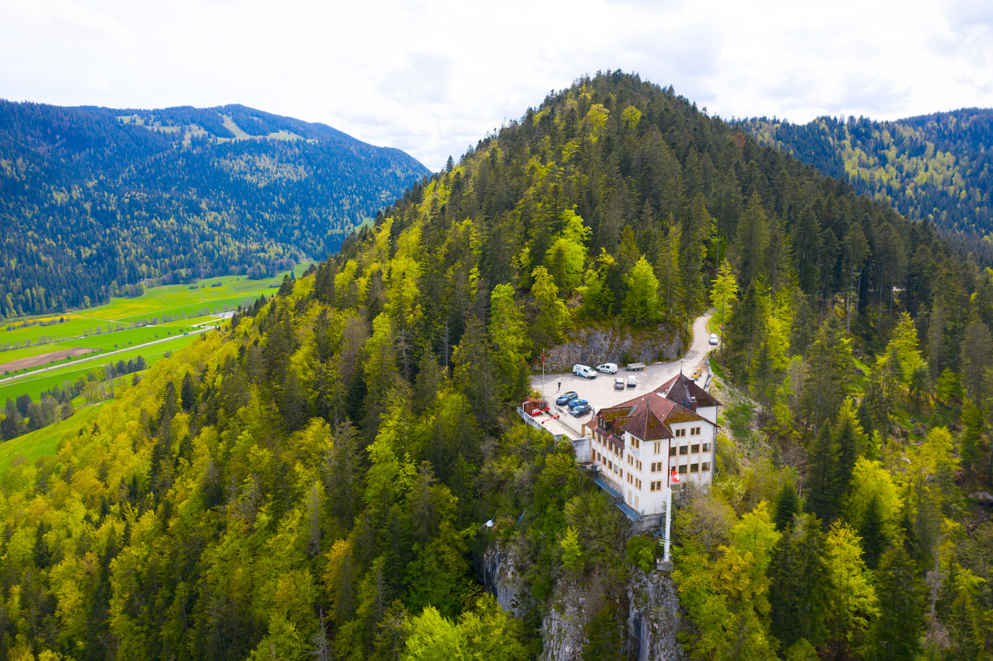 Kari Voutilainen set up shop in the former “Chapeau de Napoléon” hotel-restaurant overlooking the Val-de-Travers on 1 June 2021.