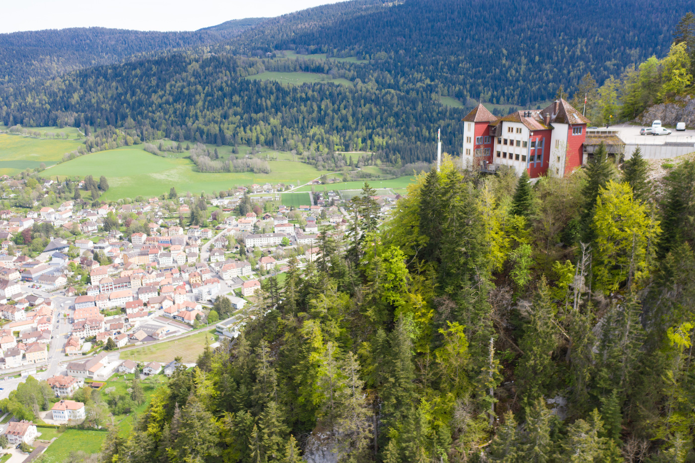 Kari Voutilainen set up shop in the former “Chapeau de Napoléon” hotel-restaurant overlooking the Val-de-Travers on 1 June 2021.