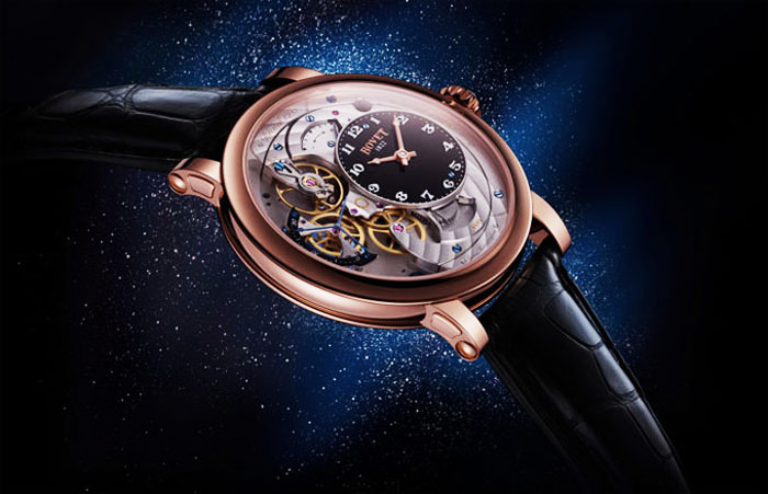 Optimizing its volumetric properties, dial-makers succeeded in creating a link between the visible functions of the movement and the classicism of the timepiece. 