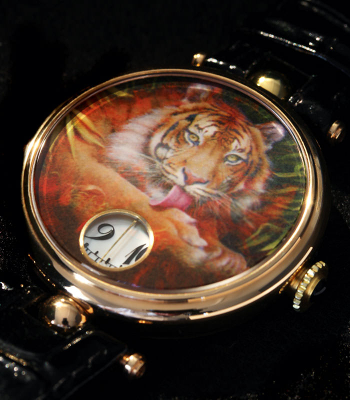 A unique piece with a verre églomisé miniature painting from the Tiger collection by Martin Pauli.