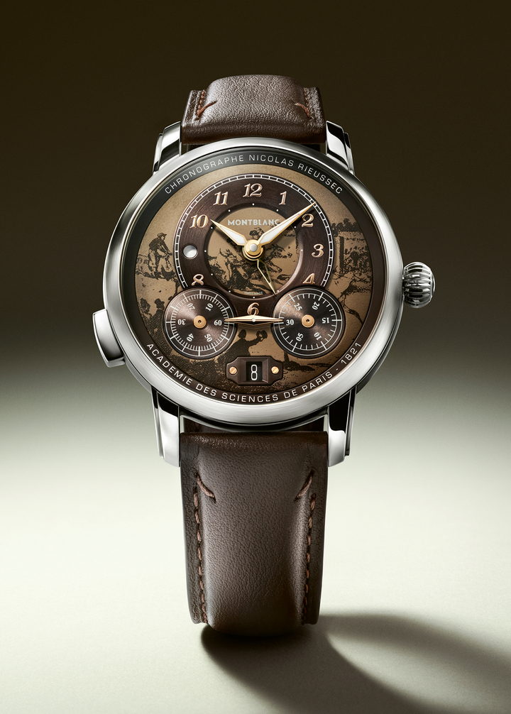 The dial vividly portrays Parisian horse racing, featuring a recreation of a 19th-century illustration inspired by Victor Adam's 1829 work, “Four jockeys storm with their horses”. A beige sfumato finish enhances this scene. Designed by Montblanc Artistic Director Marco Tomasetta, the brown calf leather strap matches the dial and tapers down to a point, imitating the distinctive shape of a Montblanc fountain pen nib. The underside of the strap features a map of Paris. 