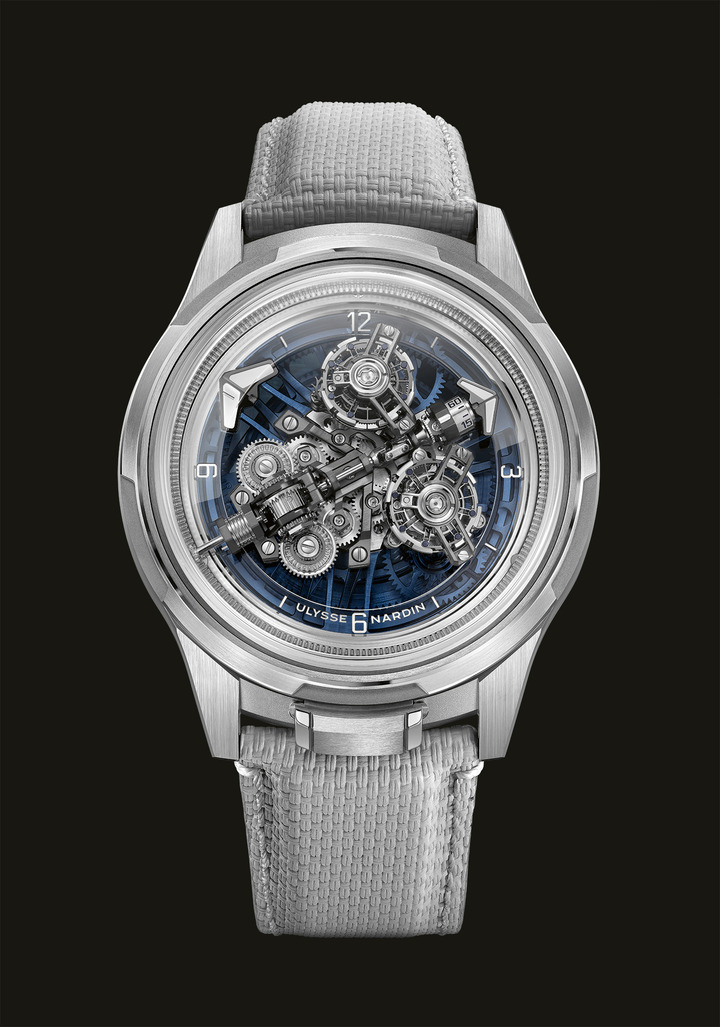 The Super Freak reveals a complex and living architecture, the result of a particularly demanding development process. Its seven-plane construction creates striking depth, with 97.46% of the movement in motion (only 13 of its 511 components remain fixed). The twin tourbillons each complete a full rotation every 60 seconds, while the flying carousel turns once per hour. Time is set via the bezel and the movement is wound through the case back – hallmarks of the Freak's unconventional approach to timekeeping.