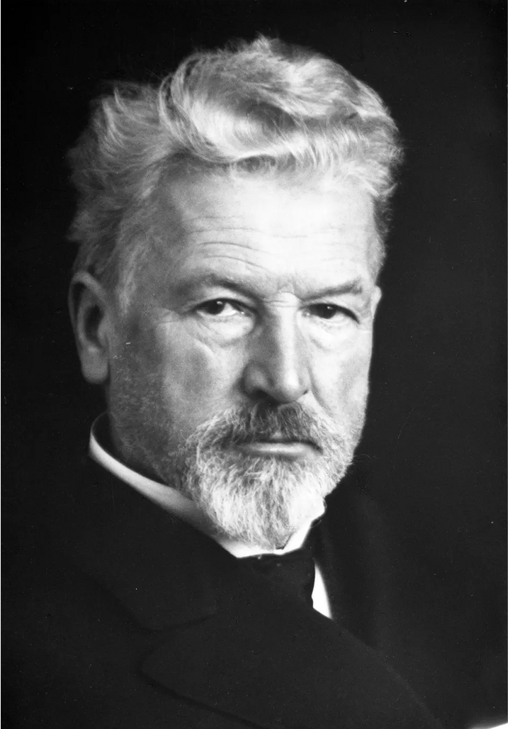At just 20 years old, Ernst Leitz I moved to Neuchâtel, Switzerland, in 1863 to learn the art of watchmaking at Matthäus Hipp's telegraph and watch factory. He later brought all this accumulated knowledge back to Wetzlar, Germany, where he began building optical instruments, focusing on microscopes. 