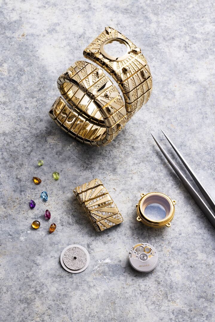 The Tubogas Manchette introduces a new technique: each link is shaped and polished before being carefully assembled onto a titanium blade. This modular construction allows the motif to ripple along the bracelet, while preserving the flexibility that defines Tubogas.