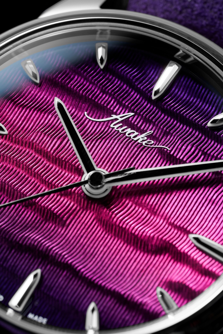The Son Mài Guilloché Hand “Sunset” evokes the rich colours and shimmering reflections of a sunset.