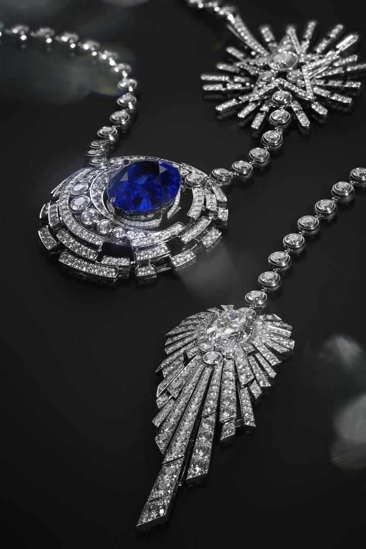  The centrepiece of the “1932” Collection is the Allure Céleste necklace in white gold set with diamonds, which features an exceptional oval-cut sapphire weighing 55.55 carats in its centre.