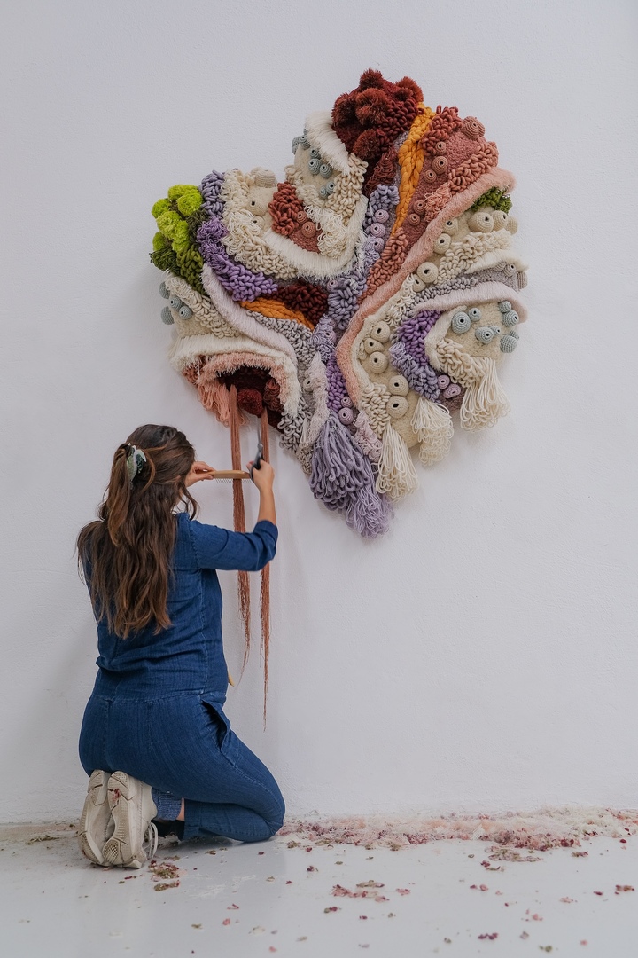 Vanessa Barragão, Vital IV, 2025. Wool, lyocell, jute and brass; latch hook, crochet, felting and carving, approx. 183 × 124 × 30 cm. Unique heart-shaped piece, entirely handmade in Portugal from fibres reclaimed from clothing manufacturers.