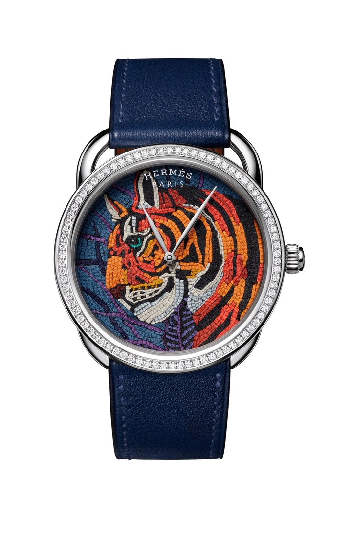 At an earlier stage, it is sometimes necessary to revisit the original artwork itself. A cheerful tiger painted by artist Alice Shirley against an exuberant backdrop lost much of its expressiveness when only its head was rendered in leather mosaic on the dial. For the final Arceau Tyger Tyger (2019), the artist therefore created a second composition, this time focused entirely on the tiger's face.